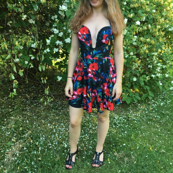 bebe Dresses & Skirts - Printed halter X cross dress